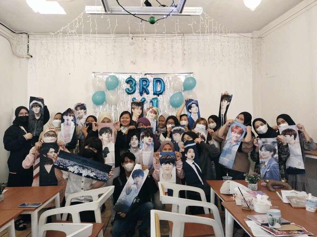 hafifah_arbah's tweet photo. Terima kasih @oneitbogor udah ngadain event anniversary X1 🦋🥰, gak nyesel sih dateng kesini karna freebiesnya banyak banget + dapet album juga 🤩 dan terima kasih juga buat kak Ricky @kingchocos untuk albumnya ☺️

#엑스원_데뷔3주년축하해
#Happy3rdAnniversaryX1 
@x1official101 https://t.co/FiwnipHjWo
