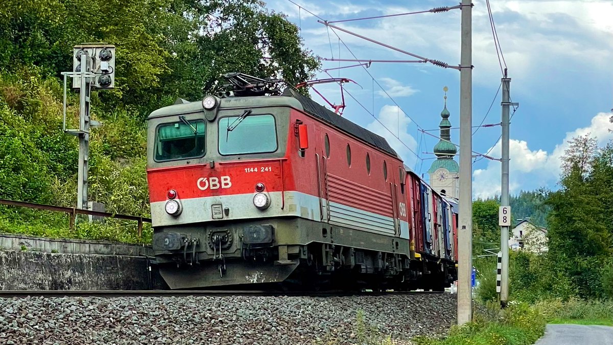 AndreasWiede's tweet photo. The @unsereOEBB #KarawankenSprinter service from #Jesenice 🇸🇮 to #Villach 🇦🇹 seen at #Finkenstein in #Austria‘s southernmost region #Carinthia #Kärnten #Koroška earlier this afternoon. The consist includes a bike-carrying van 🚲, positioned right behind the class 1144 electric. https://t.co/6GIprwkdWK