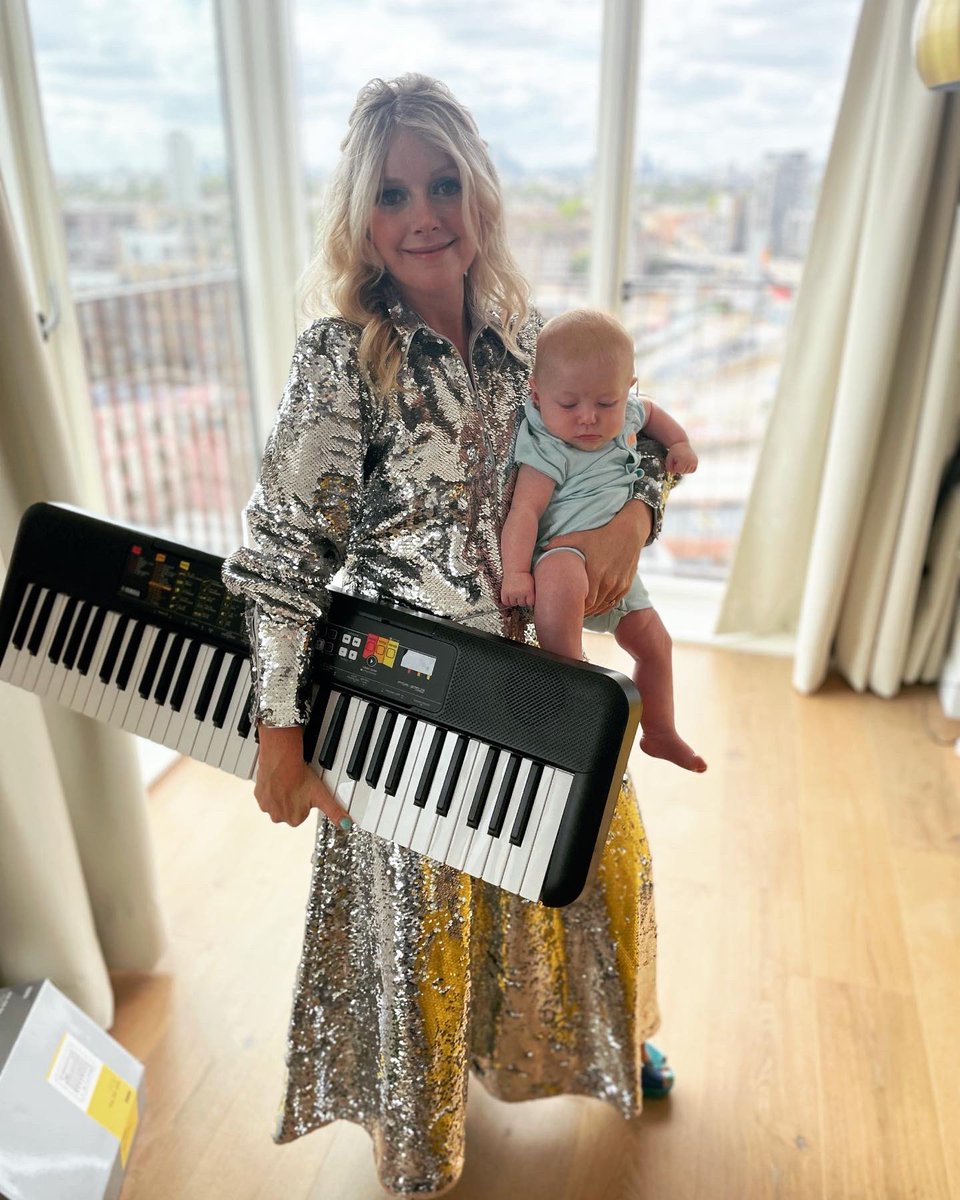 Piano ✅ Baby ✅ Sequins ✅
All ready for my set at @victoriousfestival tonight! Playing the acoustic stage at 8.45pm and bringing a few very limited edition signed albums on blue vinyl 🎹 #victoriousfestival #mumlife
