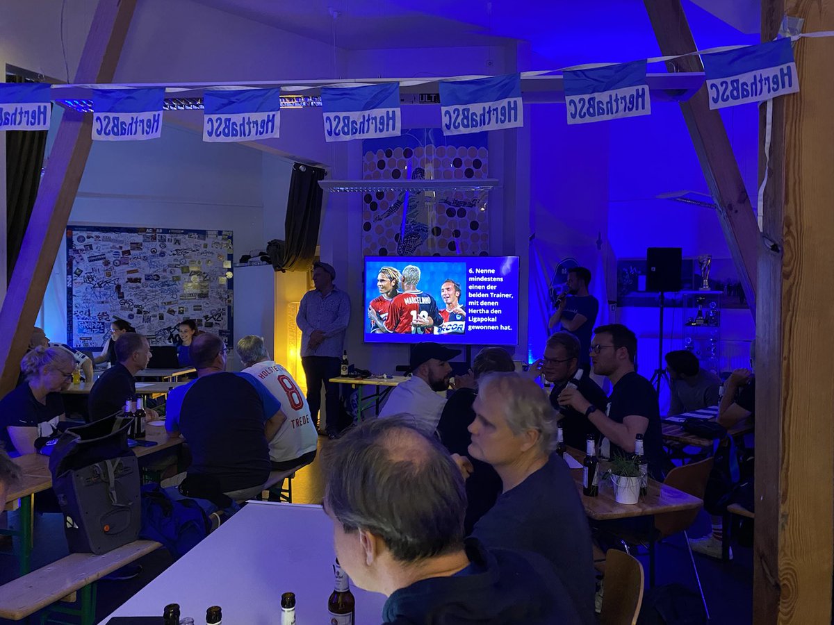 Herthakneipe's tweet photo. Vielen Dank an alle, die das dritte #Herthaquiz wieder zu einem richtig geilen Erlebnis haben werden lassen und Gratulation an die Überraschungssieger von @HBASE1892. Bevor wir die Planungen für die vierte Runde starten, gucken wir noch aufs Spendenergebnis vom Freitag. #hahohe https://t.co/SJlnBrshm6