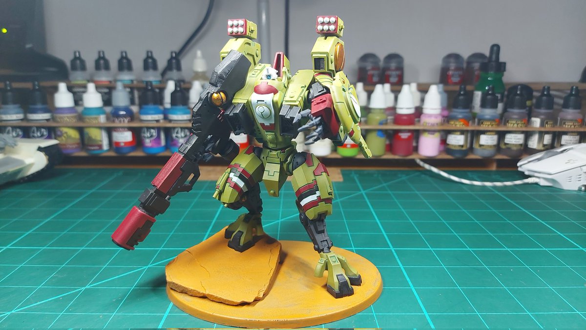 Shiur72's tweet photo. @MiniApothecary Got some more details sorted out on my #Riptide and worked on my older fine cast version of #Darkstrider. Then I completed my second full squad of #Firewarriors ( still need to finish the bases ), and got started on my third squad of Firewarriors and some #Stealth suits.
#HHH https://t.co/0spuNRf6Ba