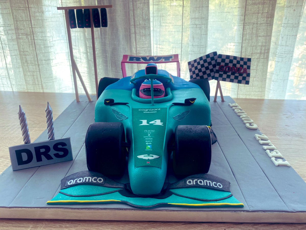 gdSamurai14's tweet photo. hoy es mi cumpleaños, me ayudan a que no tenga sentido y Fernando @alo_oficial me salude? Mi chica me regaló una tarta en honor a @AlpineF1Team y @AstonMartinF1 con una camiseta de #ElPlan @Nanosecso @Nanoestafa @andreaschlager @Carlossainz55 @F1 semana próxima @CircuitoMuseoFA https://t.co/2l4fFceL0z