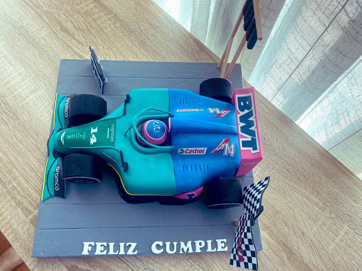 gdSamurai14's tweet photo. hoy es mi cumpleaños, me ayudan a que no tenga sentido y Fernando @alo_oficial me salude? Mi chica me regaló una tarta en honor a @AlpineF1Team y @AstonMartinF1 con una camiseta de #ElPlan @Nanosecso @Nanoestafa @andreaschlager @Carlossainz55 @F1 semana próxima @CircuitoMuseoFA https://t.co/2l4fFceL0z