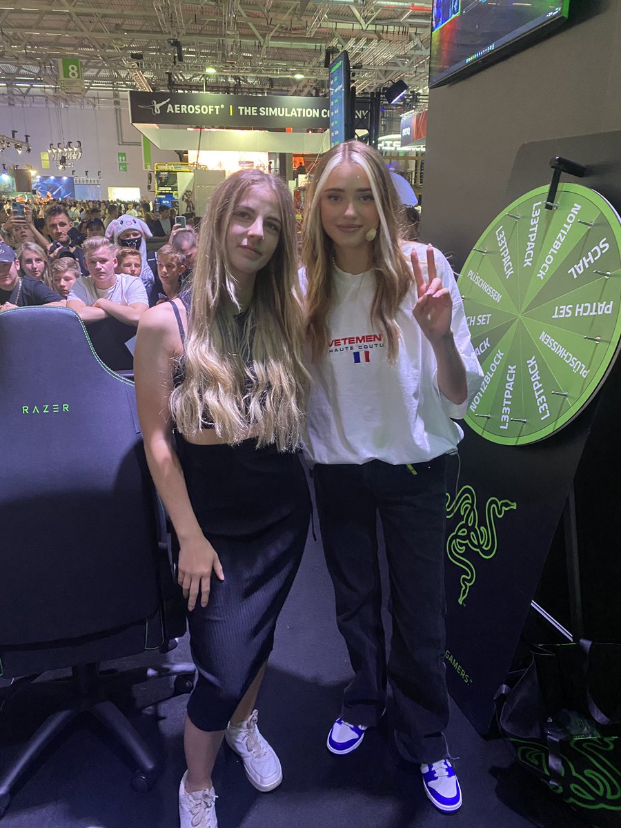 Peachfight_tv's tweet photo. Danke für die League of Legends Runde, beim nächsten mal schlage ich mich besser ❤️ @HoneyPuu_  #razer #gamescom2022 #LeagueOfLegends https://t.co/PZYfC2b6AE