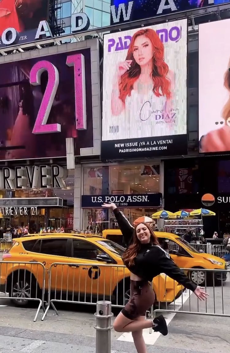 UpdatesCaroDiaz's tweet photo. Carolina en Times Square por su reciente portada en la revista Padrisimo Magazine! https://t.co/sSkdLpPQDE