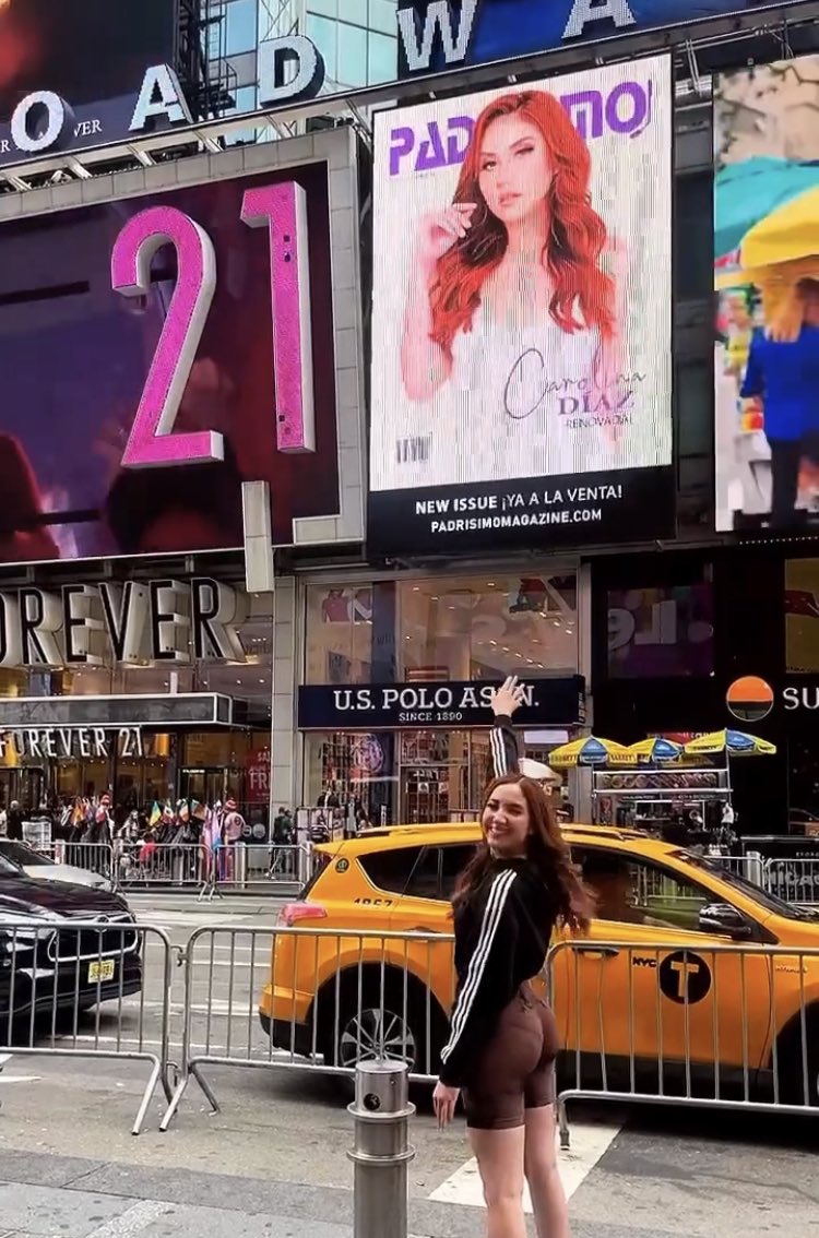UpdatesCaroDiaz's tweet photo. Carolina en Times Square por su reciente portada en la revista Padrisimo Magazine! https://t.co/sSkdLpPQDE