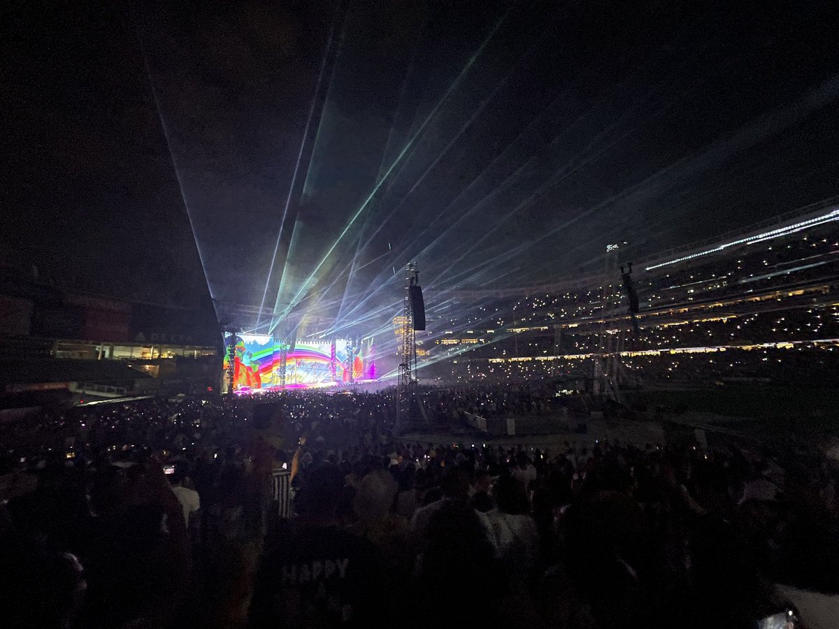 4thOfNov3mber's tweet image. Bad Bunny had Yankee stadium on tilt last night. #badbunnyNewyork #worldshottesttour @tourbadbunny