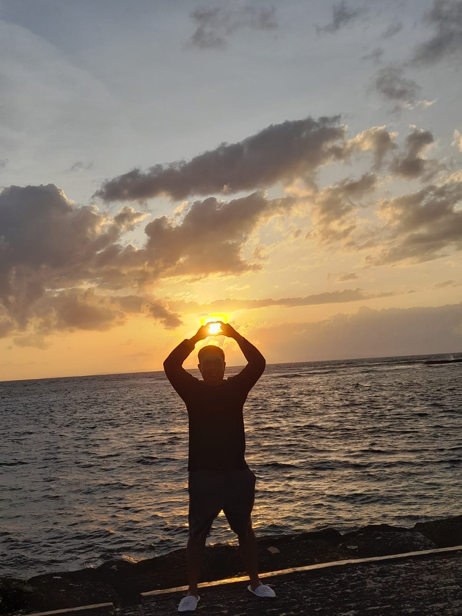 E12ONE1's tweet photo. Senja datang dikala itu.. https://t.co/FqYQEmJbaH