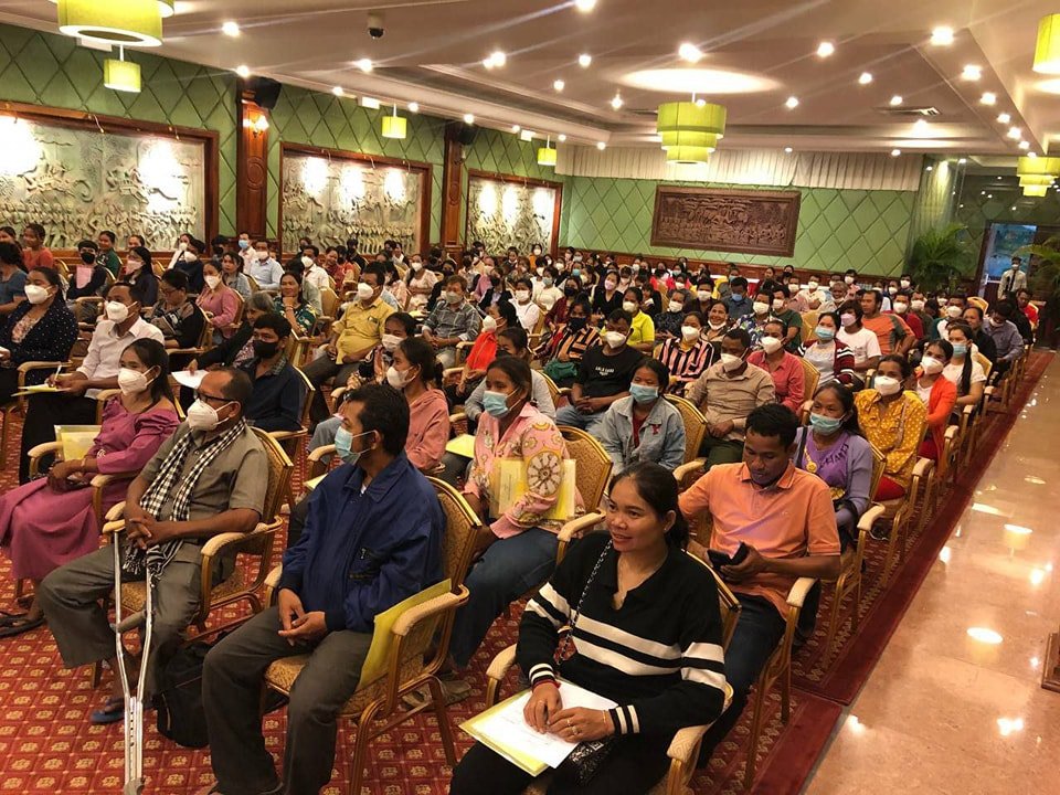 OxfamKH's tweet photo. #OxfamKH & #CFSWF organized a workshop on "Social Insurance Scheme for Women Workers" today. Some 180 workers are from food, service, tourism & construction sector to share information on pension fund of #NSSF, the needs and recommendations for gender responsive #SocialProtection https://t.co/82DZFEhZmK