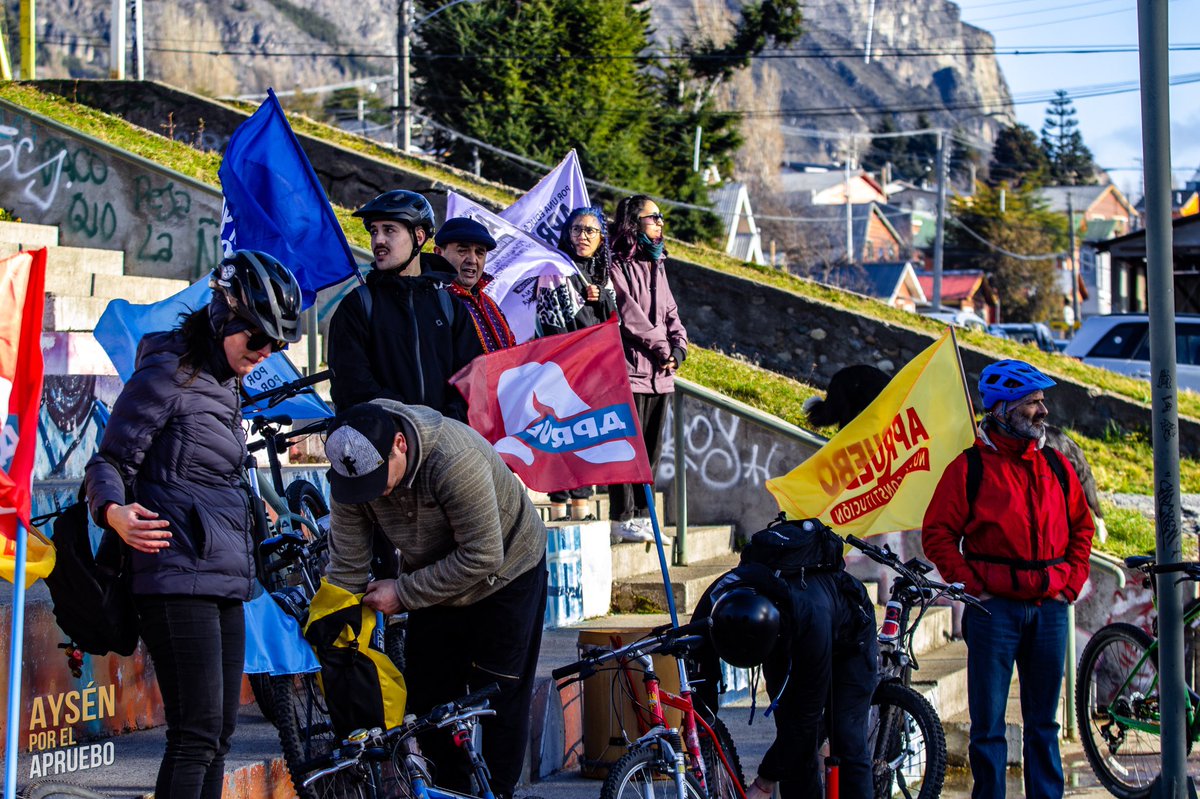 🚴🏾🚴🏻‍♀️ Compartimos algunas imágenes de lo que fue la cicletada por el #Apruebo en #Coyhaique ♥️

#apruebodesalida 
#apruebonuevaconstitución 
#apruebofeliz 
#constituciónecológica 
#derechoalaciudad 
#movilidadsustentable