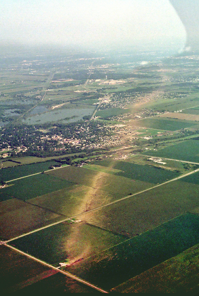 TimJoyceWX's tweet photo. It was on this date and at this hour back in 1990 that the #Chicago area experienced it's only F5 tornado in modern times. The @NWSChicago aerial photo shows the path this monster cut across #PlainfieldIL taking the lives of 29 on that Tuesday 32 years ago. 
#ILwx #INwx @WGNNews https://t.co/fvyhiZFf0r
