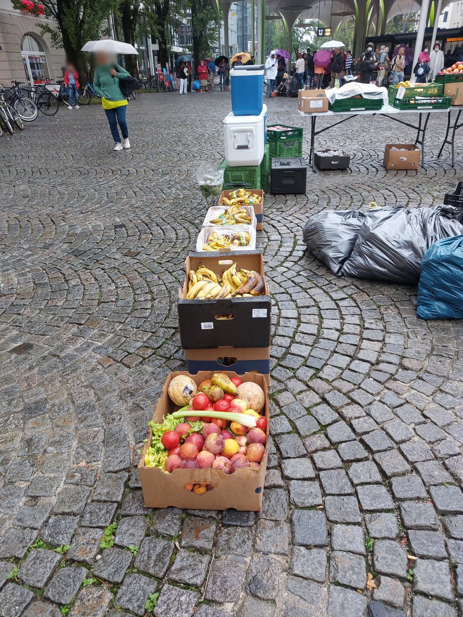 Igeps01's tweet photo. #direkteStrassenhilfe 35/2022 

Ob es nass war heute an der #MünchnerFreiheit wollt ihr wissen?
Doch ja, schon länger hatten wir dieses Erlebnis nicht mehr, das wir schon vor Beginn der Ausgabe, während dem herrichten, klitschnass wurden, trotz Regenjacken, Umhängen usw https://t.co/adgIiyYOow