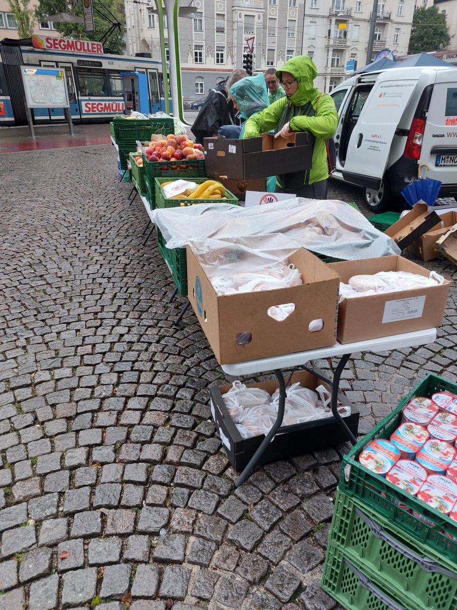 Igeps01's tweet photo. #direkteStrassenhilfe 35/2022 

Ob es nass war heute an der #MünchnerFreiheit wollt ihr wissen?
Doch ja, schon länger hatten wir dieses Erlebnis nicht mehr, das wir schon vor Beginn der Ausgabe, während dem herrichten, klitschnass wurden, trotz Regenjacken, Umhängen usw https://t.co/adgIiyYOow