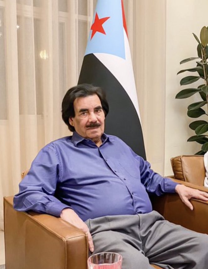 محترم وصادق في كل الاحوال
رفض الحديث عن حقبة 86م
في أكبر قناة رغم إلحاح المذيعة
الشديد بالخوض فيها ..
معللآ السبب بأن التصالح والتسامح
يفرض عليه طي هذه الصفحة ..

مشتاقين لنزولك من الطائرة
الى عدن أو الى حضرموت
ستكون لحظة تاريخية
متعك الله بالصحة وطول العمر ..