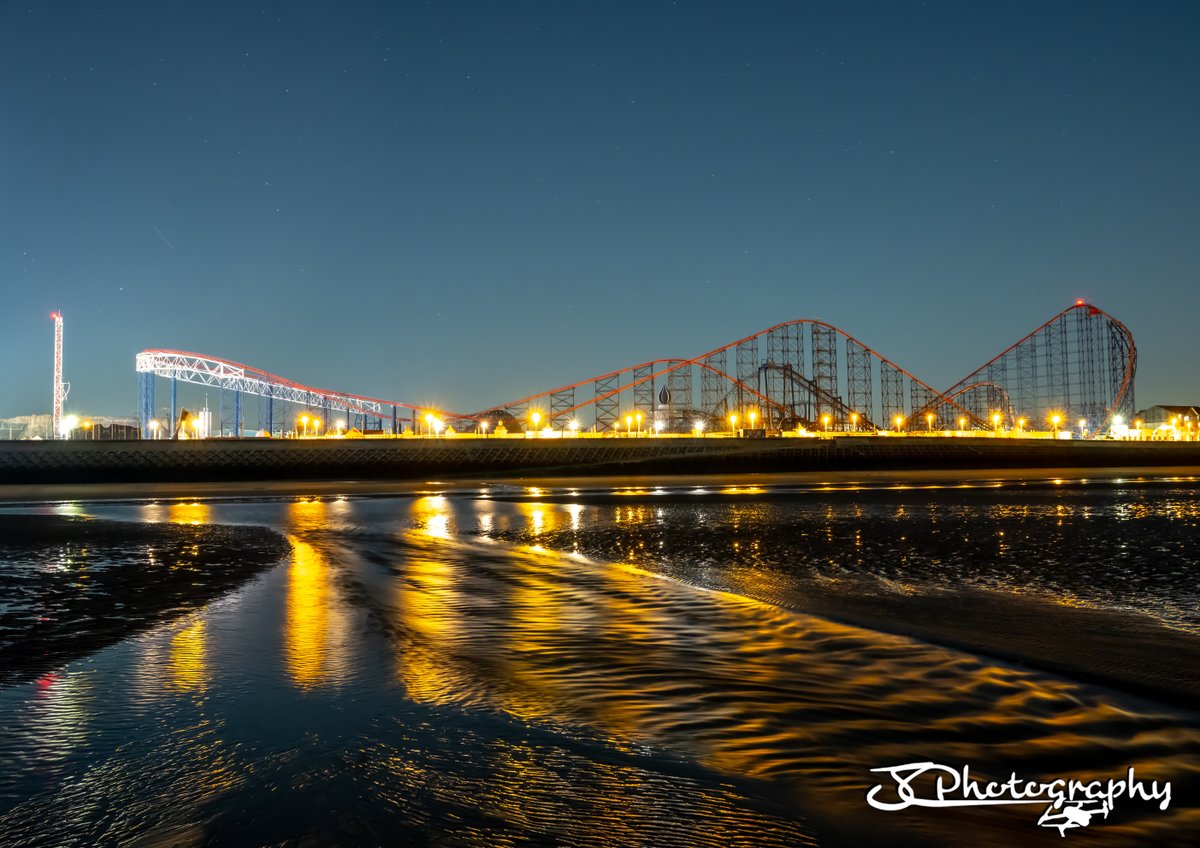 Lovely view of the Big One while the moon was setting. 
<a href="/The_Gazette/">Blackpool Gazette</a> <a href="/NPhotomag/">N-Photo</a> @BlackpoolBID
#Moon #Blackpool #Goldenhour #photographylovers #Photography #Photographer #photooftheday #Photos #Photographers #Astrophotography #ASTRO