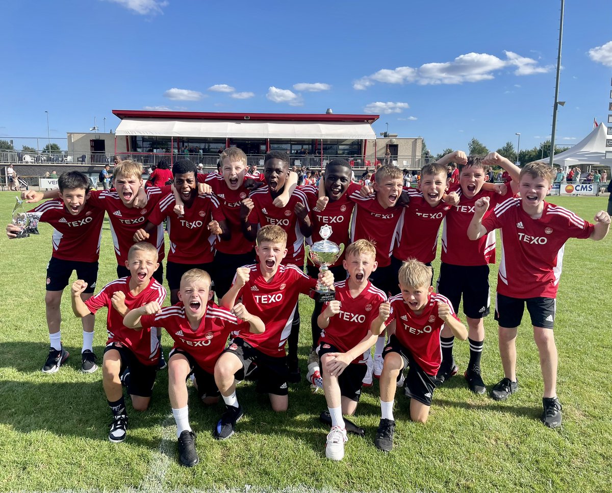 AberdeenFCYouth's tweet photo. U12s MVC Tournament Update 🇳🇱🏆 

3rd overall for @AberdeenFC &amp; Finn also wins Goalkeeper of the tournament🧤 

FINAL STANDINGS 

🥇Feyenoord 🥈Ajax 🥉Aberdeen FC 

4️⃣Chelsea, 5️⃣KRC Genk 6️⃣AZ Alkmaar 7️⃣ Borussia Dortmund 8️⃣Vitesse Arnhem 9️⃣Man City 🔟PSV 11th-VVV Venlo 12th-MVC. https://t.co/2RXBp5G2NJ