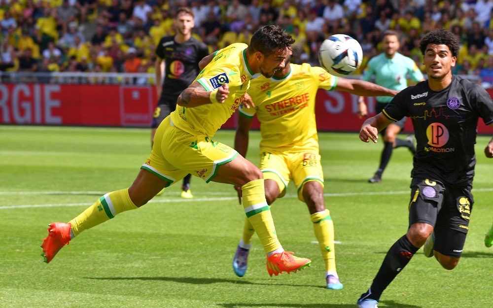 Première victoire de la saison, 
Félicitations à l'équipe.
La Beaujoire 🔥🔥
Ensemble les gars, toujours positif 💪🏽💪🏽
<a href="/FCNantes/">FC Nantes</a> 
📸<a href="/Arnaud_Duret/">Arnaud Duret</a>