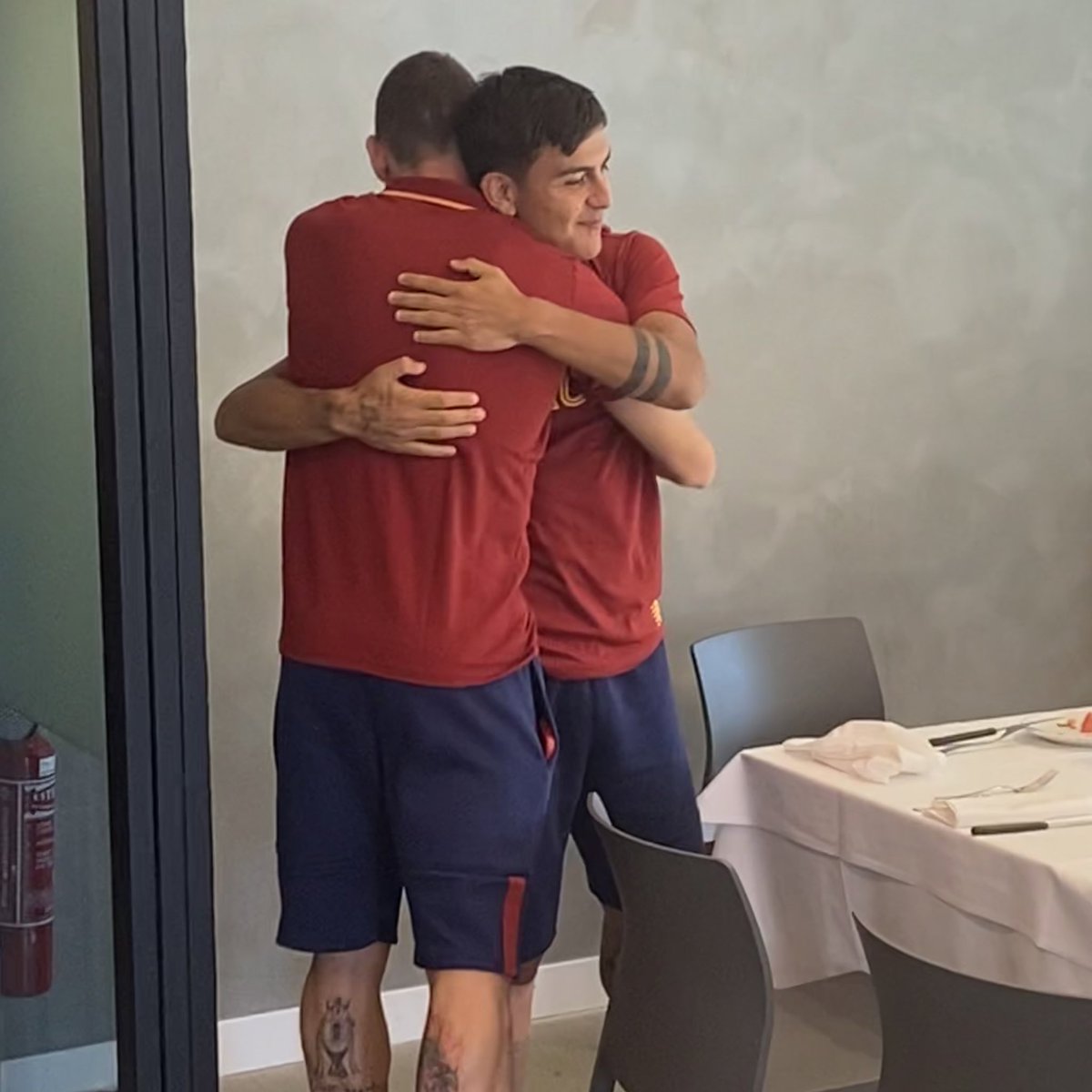 OfficialASRoma's tweet photo. 🤩 @gallobelotti 🫂 @PauDybala_JR https://t.co/FogUwZMlvM
