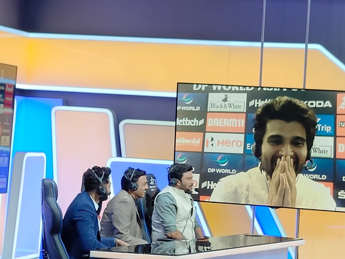 RameshBabloo_'s tweet photo. Anchor asked if u ready to do a cricketer biopic whom it should be??

VD :Dhoni bhai biopic already did by sushanth so Im interested to do Virat anna biopic
#VijayDeverakonda #Viratkohli #Liger https://t.co/mMSEvXkBcP