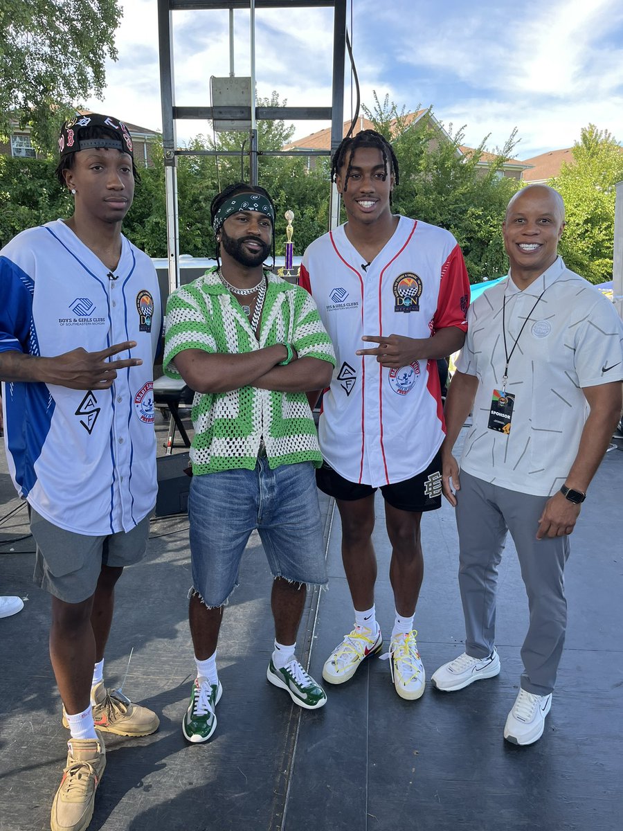 robmurphy313's tweet photo. #DonWeekend #OccupyTheCorner
@MsMarySheffield @BigSean @SabenLee @IveyJaden @PistonsHooper https://t.co/SNqOreGXfT
