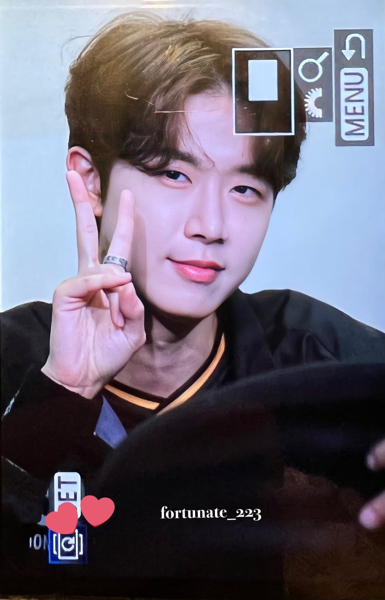 fortunate_223's tweet photo. 220828 DMC 팬싸
100년까지 함께 해요
#동현 #김동현 #골든차일드 #골든차일드_5주년_아직_95년_남았다 #골든차일드_5주년_축하해_영원히_함께 #donghyun #kimdonghyun #goldenchild https://t.co/ivlmAQQqPG