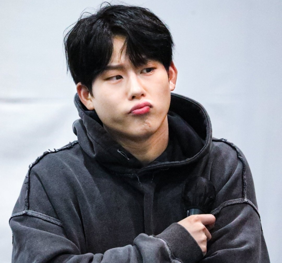 HiamDH8's tweet photo. So let me ask something...
Does everyone takes a joke the same? No
Just because you think a joke is funny doesn't mean the person will.
Today was honey yesterday was WH
Every member has been disrespected before in different ways
Stop it now💔
#RespectMonstax
#RespectWonho https://t.co/W2joA3eg4V