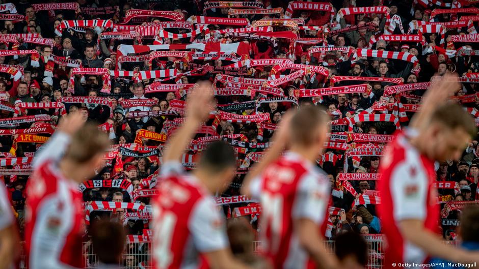 Muchos se sorprenden al ver el ambientazo que hay en los estadios alemanes y lo achacan al precio de las entradas pero hay mucho más detrás 

Abro hilo con varios motivos por lo que ir a An der Alten Försterei a ver al Union Berlin es una experiencia única 👇