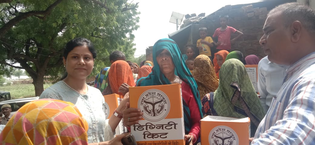 DMKanpurDehat's tweet photo. बाढ़ प्रभावित क्षेत्रो में मा0 जनप्रतिनिधियों के माध्यम से बाढ़ प्रभावित ग्रामो के परिवारों को बाढ़ राहत पैकेट, खाद्यान्न किट, डिगनिटी किट का वितरण कराया गया। @UPGovt @CMOfficeUP @myogiadityanath @ChiefSecyUP @rahat_up @CommissionerKnp @nehajainias https://t.co/NpwHgl9nSD