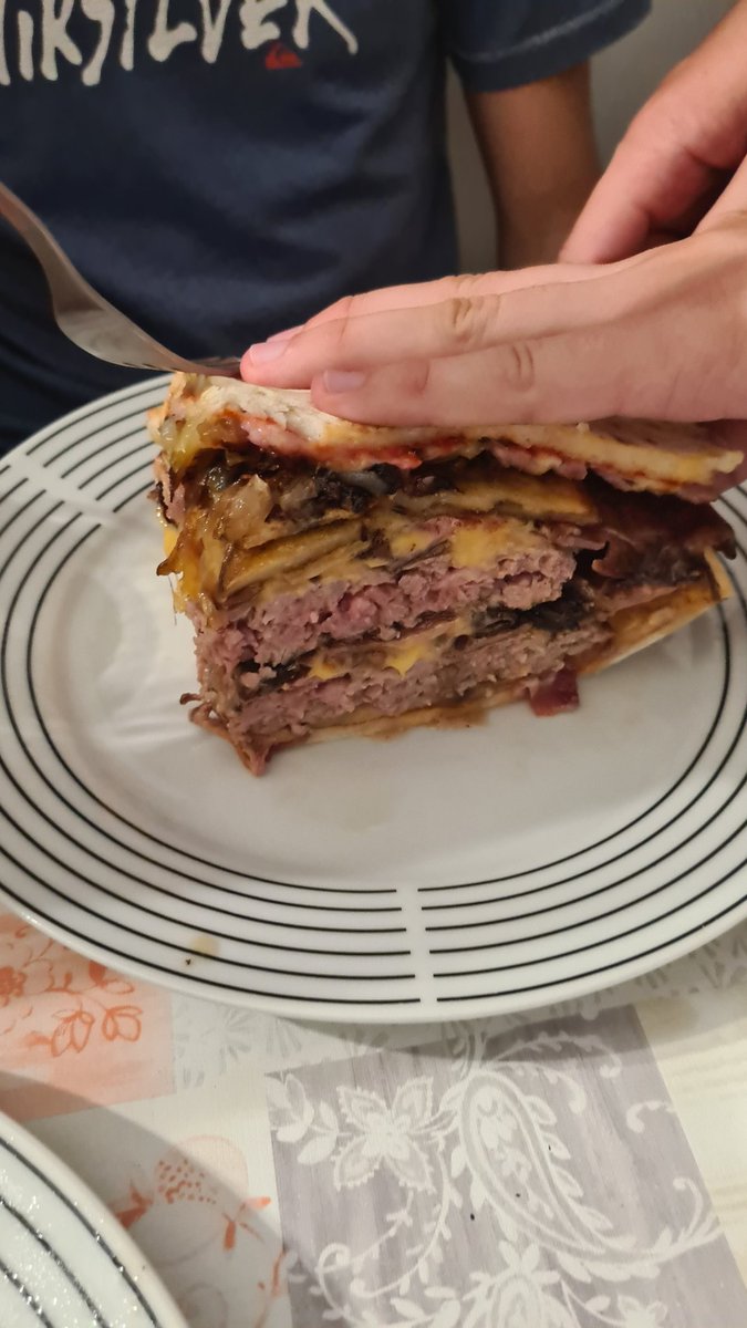 alfher_13's tweet photo. Os presento la PIZZAMBURGESA 

Haciendo la pretemporada https://t.co/kxYQddQWIT
