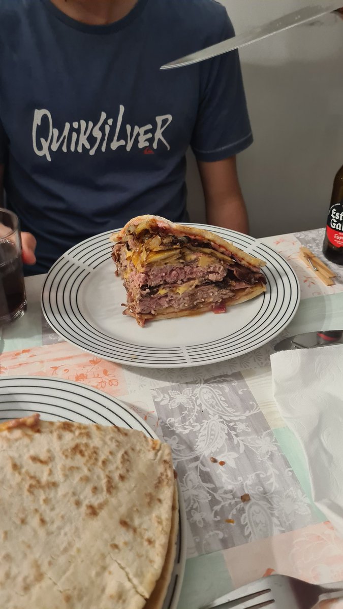 alfher_13's tweet photo. Os presento la PIZZAMBURGESA 

Haciendo la pretemporada https://t.co/kxYQddQWIT
