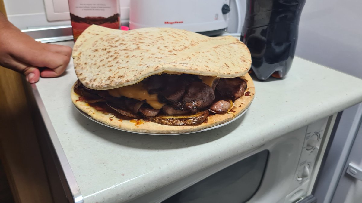 alfher_13's tweet photo. Os presento la PIZZAMBURGESA 

Haciendo la pretemporada https://t.co/kxYQddQWIT