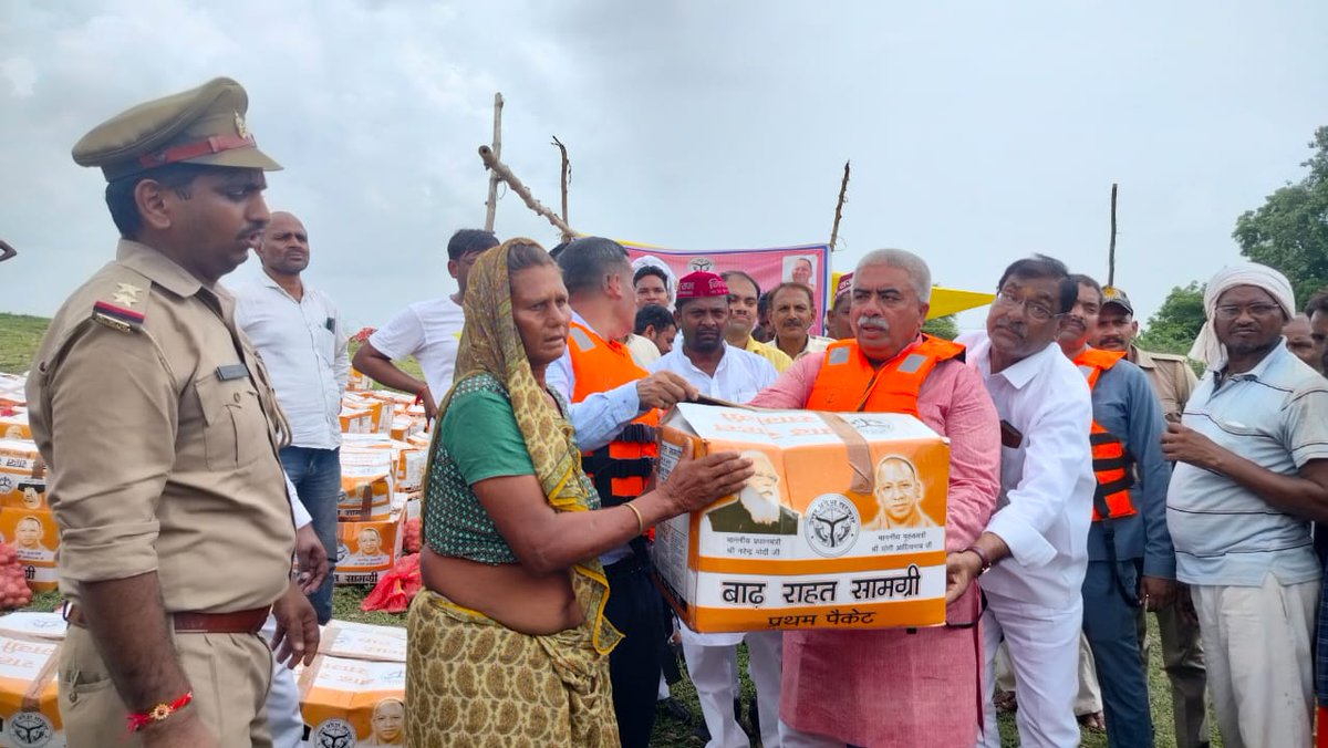DMKanpurDehat's tweet photo. बाढ़ प्रभावित क्षेत्रो में मा0 जनप्रतिनिधियों के माध्यम से बाढ़ प्रभावित ग्रामो के परिवारों को बाढ़ राहत पैकेट, खाद्यान्न किट, डिगनिटी किट का वितरण कराया गया। @UPGovt @CMOfficeUP @myogiadityanath @ChiefSecyUP @rahat_up @CommissionerKnp @nehajainias https://t.co/NpwHgl9nSD