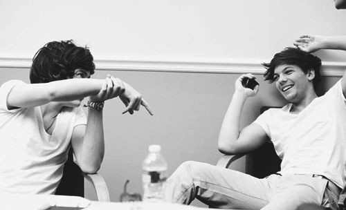 teaandfrozenpea's tweet photo. Louis &amp; Harry: Boyfriends dates 

the longest thread. Happy 28th https://t.co/VVsq2NXSeH