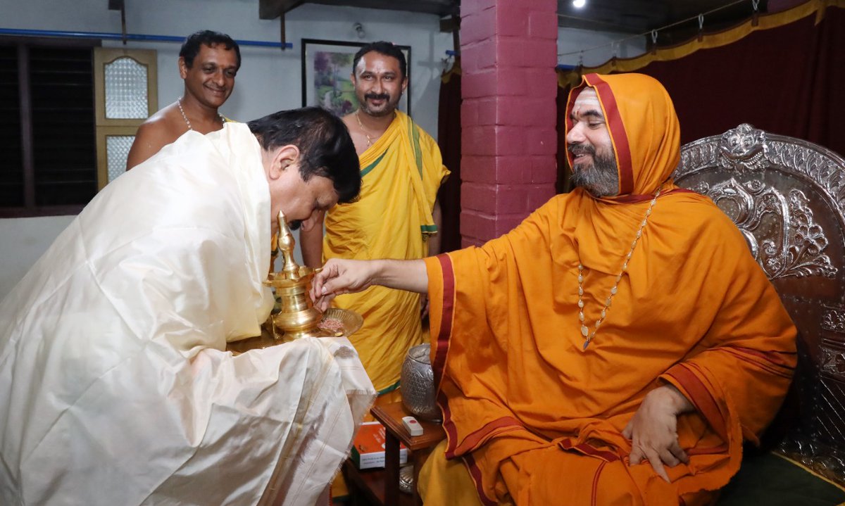 ShankaraPeetha's tweet photo. ಮಾನ್ಯ ಗೃಹ ಸಚಿವರಾದ ಶ್ರೀ ಅರಗ ಜ್ಞಾನೇಂದ್ರ ಇವರು ಗೋಕರ್ಣದ ಅಶೋಕೆಯ ವಿಷ್ಣುಗುಪ್ತ ವಿಶ್ವವಿದ್ಯಾಪೀಠದ ಪರಿಸರದಲ್ಲಿ ನಡೆಯುತ್ತಿರುವ #ಗುರುಕುಲ_ಚಾತುರ್ಮಾಸ್ಯ ದ ಸುಸಂದರ್ಭದಲ್ಲಿ ವಿಶೇಷವಾಗಿ ಶ್ರೀಪೂಜೆಯಲ್ಲಿ ಉಪಸ್ಥಿತರಿದ್ದು, ಶ್ರೀಸಂಸ್ಥಾನದವರನ್ನು ಭೇಟಿಯಾಗಿ, ಆಶೀರ್ವಾದವನ್ನು ಪಡೆದರು. https://t.co/wRgkgDszej