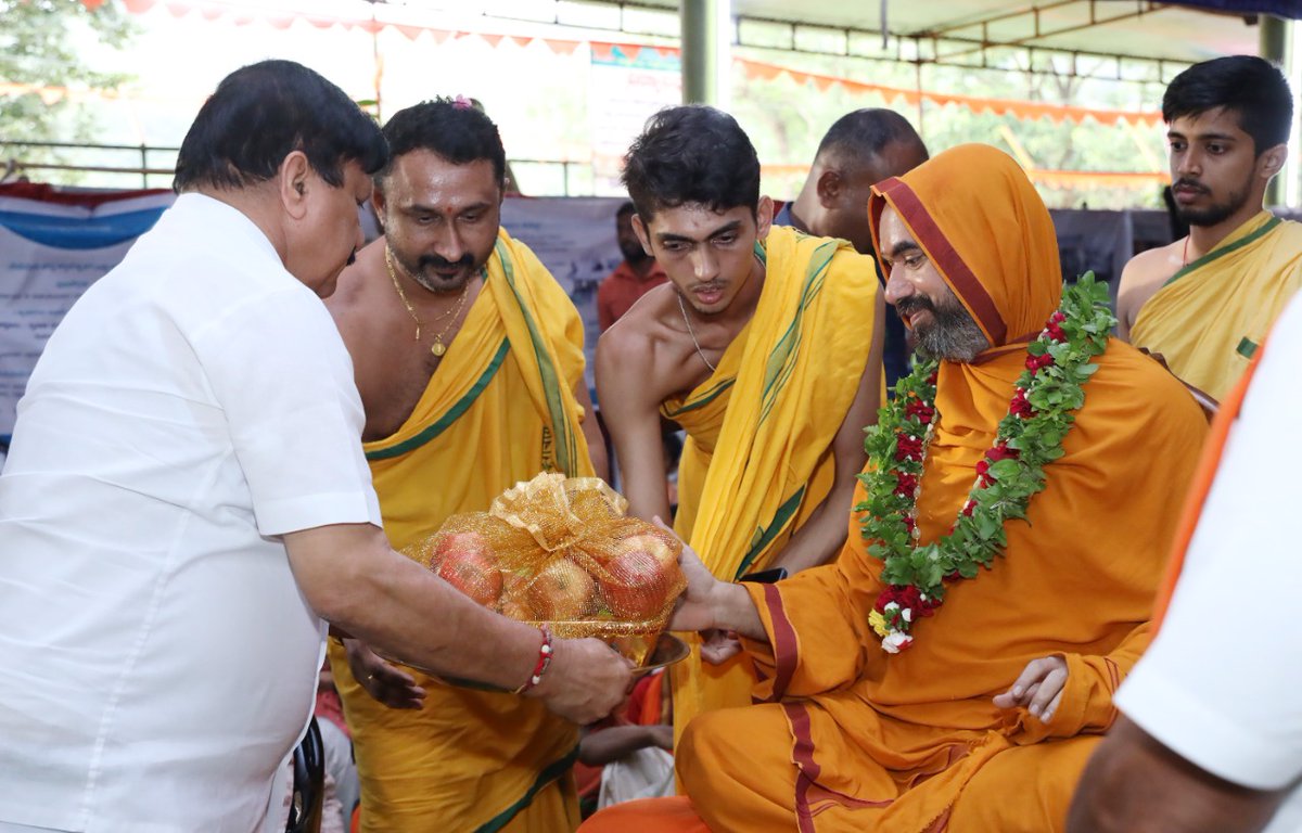ShankaraPeetha's tweet photo. ಮಾನ್ಯ ಗೃಹ ಸಚಿವರಾದ ಶ್ರೀ ಅರಗ ಜ್ಞಾನೇಂದ್ರ ಇವರು ಗೋಕರ್ಣದ ಅಶೋಕೆಯ ವಿಷ್ಣುಗುಪ್ತ ವಿಶ್ವವಿದ್ಯಾಪೀಠದ ಪರಿಸರದಲ್ಲಿ ನಡೆಯುತ್ತಿರುವ #ಗುರುಕುಲ_ಚಾತುರ್ಮಾಸ್ಯ ದ ಸುಸಂದರ್ಭದಲ್ಲಿ ವಿಶೇಷವಾಗಿ ಶ್ರೀಪೂಜೆಯಲ್ಲಿ ಉಪಸ್ಥಿತರಿದ್ದು, ಶ್ರೀಸಂಸ್ಥಾನದವರನ್ನು ಭೇಟಿಯಾಗಿ, ಆಶೀರ್ವಾದವನ್ನು ಪಡೆದರು. https://t.co/wRgkgDszej