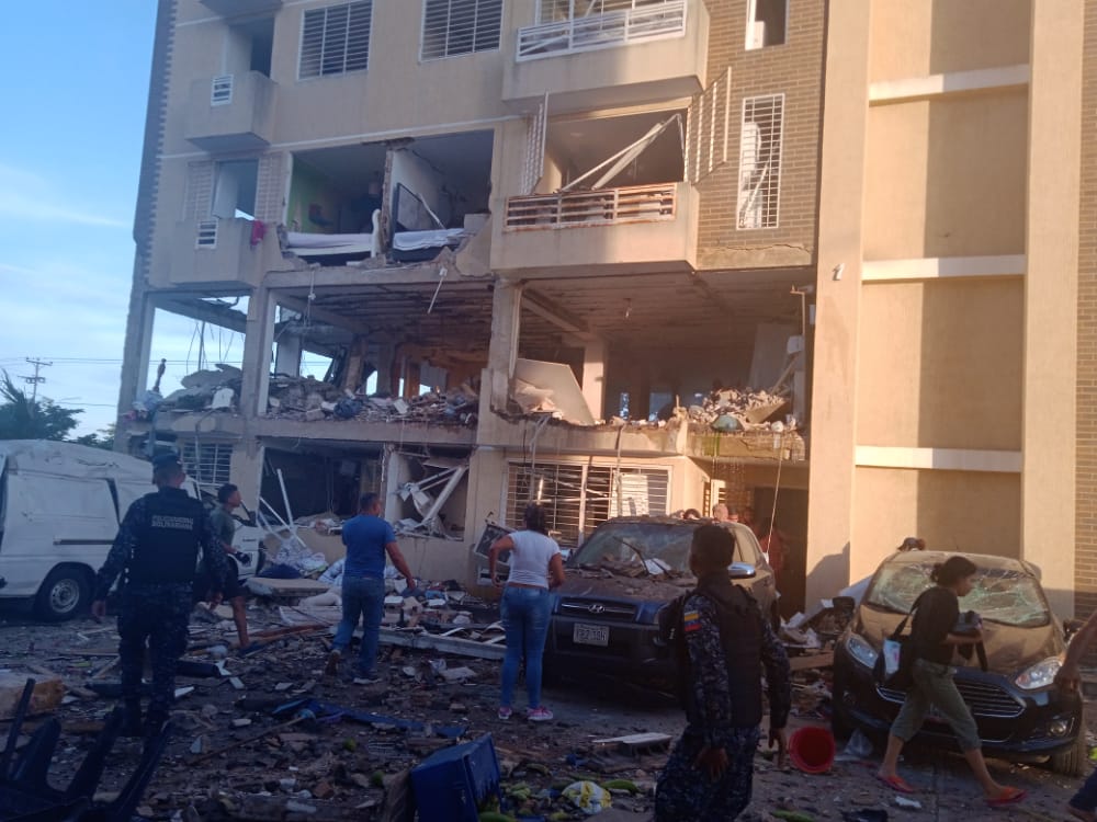 CorreodelCaroni's tweet photo. #ReporteCDC |🚨 Hoy #28ago se produjo una fuerte explosión en el conjunto residencial Las Palmeras, sector Yara Yara. Hubo afectaciones en torres aledañas de Palmeras, residencias Terrazas del Roraima y casas de Yara Yara.🚨
📌Noticia en desarrollo... https://t.co/J80L3vI2q3