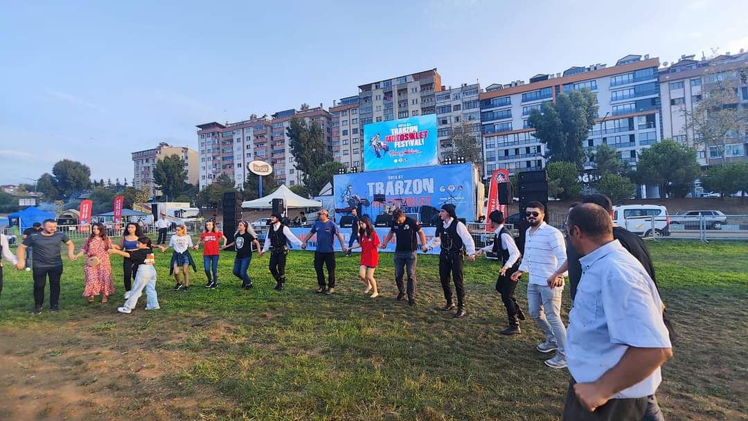 RoutesQuick's tweet photo. Gezi arası festivalleri ziyaret ettiğimiz Quick Routes serüvenimiz tatlı mı tatlı devam ediyor. Hafta sonu Trabzon Motosiklet Festivalindeydik. 
#quicksigorta #festivallife #2teker2yürek #motosiklet #trabzon #trabzonfest2022 #trabzonmotofest #motofest #motofest2022 https://t.co/JxtxPGGrJa