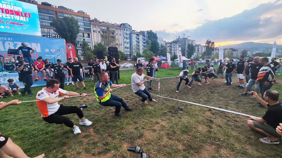 RoutesQuick's tweet photo. Gezi arası festivalleri ziyaret ettiğimiz Quick Routes serüvenimiz tatlı mı tatlı devam ediyor. Hafta sonu Trabzon Motosiklet Festivalindeydik. 
#quicksigorta #festivallife #2teker2yürek #motosiklet #trabzon #trabzonfest2022 #trabzonmotofest #motofest #motofest2022 https://t.co/JxtxPGGrJa
