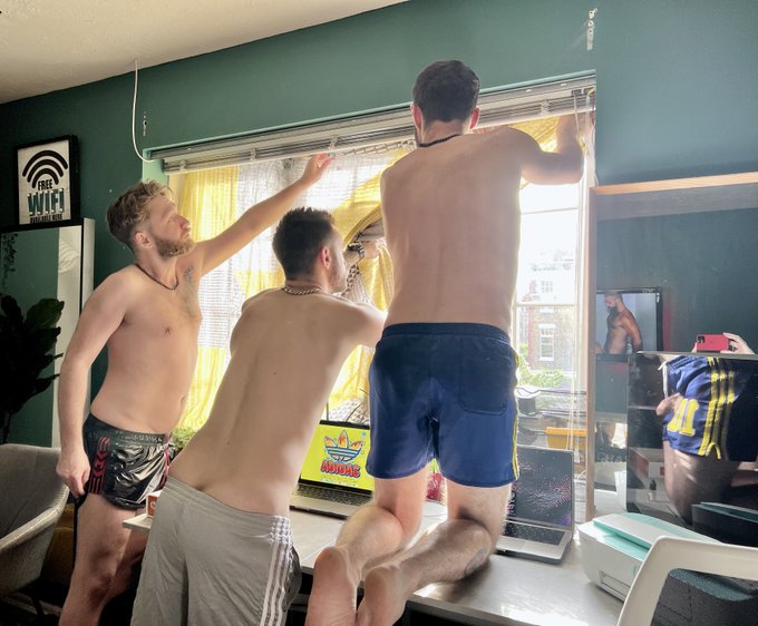 How many GAYS does it take to put up a curtain?
#SESH 
#ManchesterPride2022 
@scott_daviesxxx 
@Rubberboy12