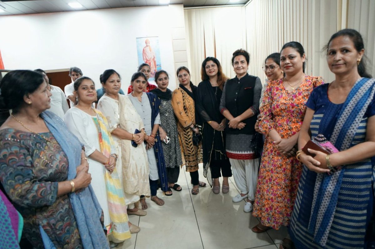 officekiran's tweet photo. हर गांव, हर शहर; बदलाव की लहर !

करनाल जिले के नीलोखेड़ी में अयान इंटरनेशनल स्कूल एवं बलबीर सिंह आतीश जी के घर पर कार्यकताओं से मुलाकात की। भविष्य की नींव डालने में शिक्षकों से, कार्यकर्ताओं एवं गणमान्य जनों से विभन्न विषयों पर विस्तार से चर्चा की।

#किरण_कार्यकर्ताओं_के_द्वार https://t.co/seuxJihmk2