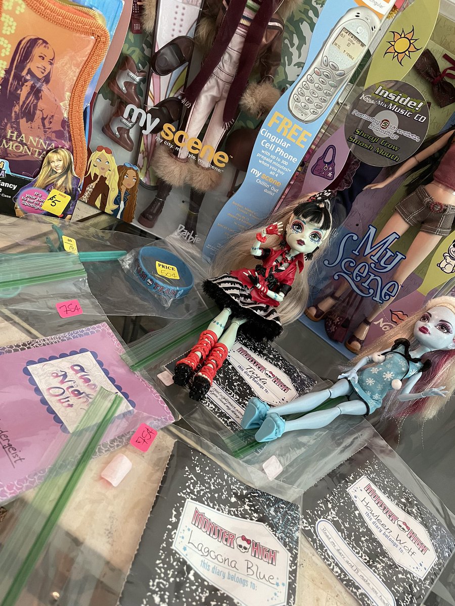 Ghoulia with og outfit so cute🥺 : r/MonsterHigh