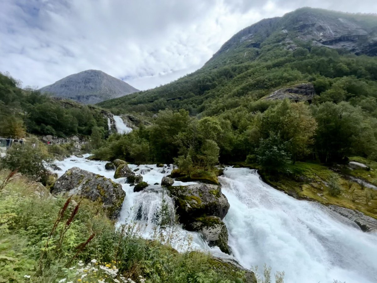 helga_palma's tweet photo. #Briksdalsbreen, uno de los brazos del glaciar Jostedalsbreen en Vestland, Stryn. Este lugar es un parque nacional y para llegar al glaciar hay que subir por la montaña por al rededor de una hora –eso, si no se van deteniendo a cada paso, como hice yo, https://t.co/gzP7sF81Zi