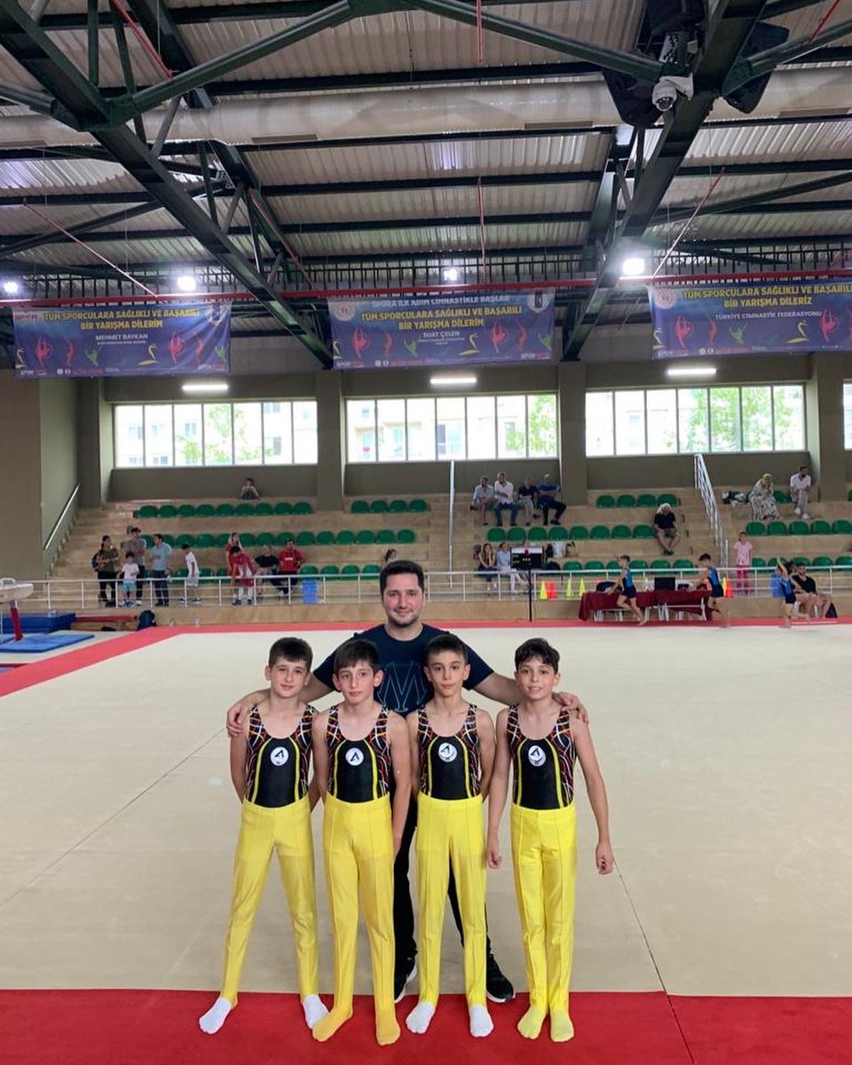 aktsmuratcan's tweet photo. İstanbul’da düzenlenen Kulüplerarası Küçük Erkekler 1. Etap Türkiye Şampiyonasında;
Takım olarak Türkiye https://t.co/Tg0vyJd3Gu 🥈🏆Bireyselde sporcum;
Güney Kapucu Türkiye 3. Sü olmuştur🥉
Tebrikler takım 💪🏻 https://t.co/4lYB4E4a6f