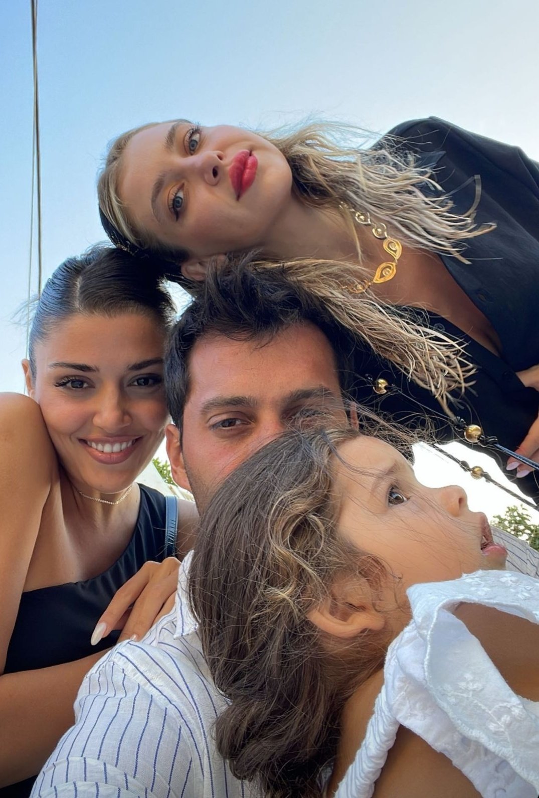 Hande Erçel Brasil 🦋 on X: 📲 Amigos e família, Precisamos da sua ajuda! Por favor, considere contribuir para a nossa campanha de angariação de fundos para as vítimas dos terremotos devastadores