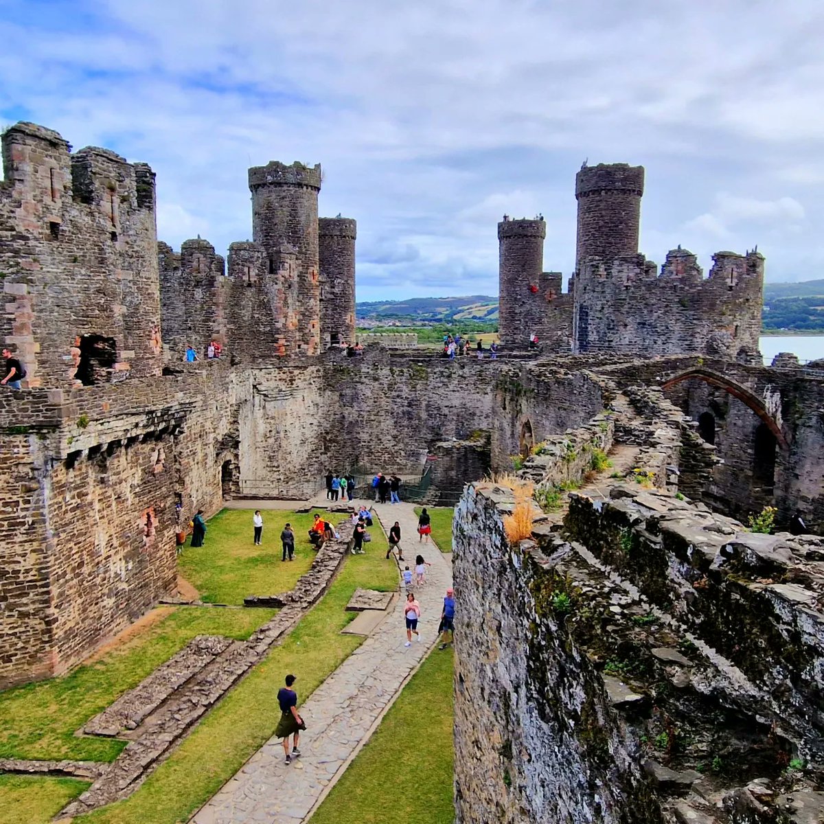 Niezkrwiazduszy's tweet photo. Walijskie zamki i szalona zmiana pogody. W Convy było pochmurnie, ale sucho. W Beaumaris lało jak z cebra, a w Caernarfon było słonecznie!
#zamki #walia #zamek #castle #castles #convy #beaumaris #caernarfon https://t.co/egvs9psbj9