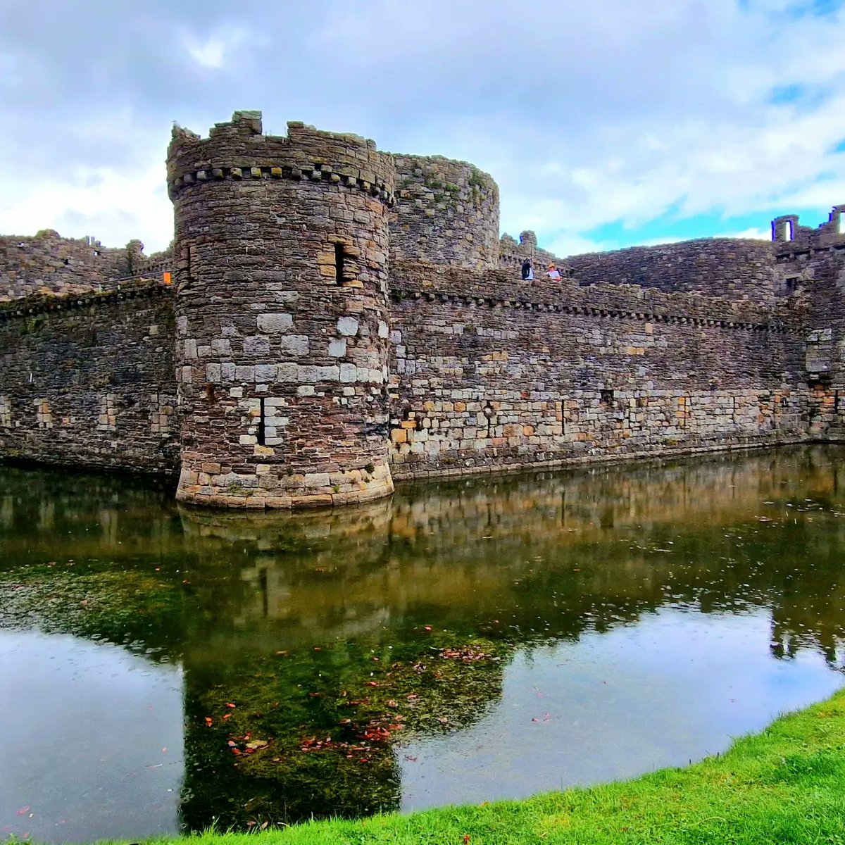 Niezkrwiazduszy's tweet photo. Walijskie zamki i szalona zmiana pogody. W Convy było pochmurnie, ale sucho. W Beaumaris lało jak z cebra, a w Caernarfon było słonecznie!
#zamki #walia #zamek #castle #castles #convy #beaumaris #caernarfon https://t.co/egvs9psbj9
