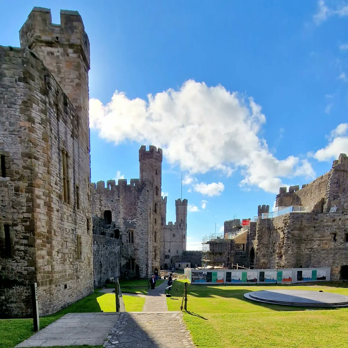 Niezkrwiazduszy's tweet photo. Walijskie zamki i szalona zmiana pogody. W Convy było pochmurnie, ale sucho. W Beaumaris lało jak z cebra, a w Caernarfon było słonecznie!
#zamki #walia #zamek #castle #castles #convy #beaumaris #caernarfon https://t.co/egvs9psbj9