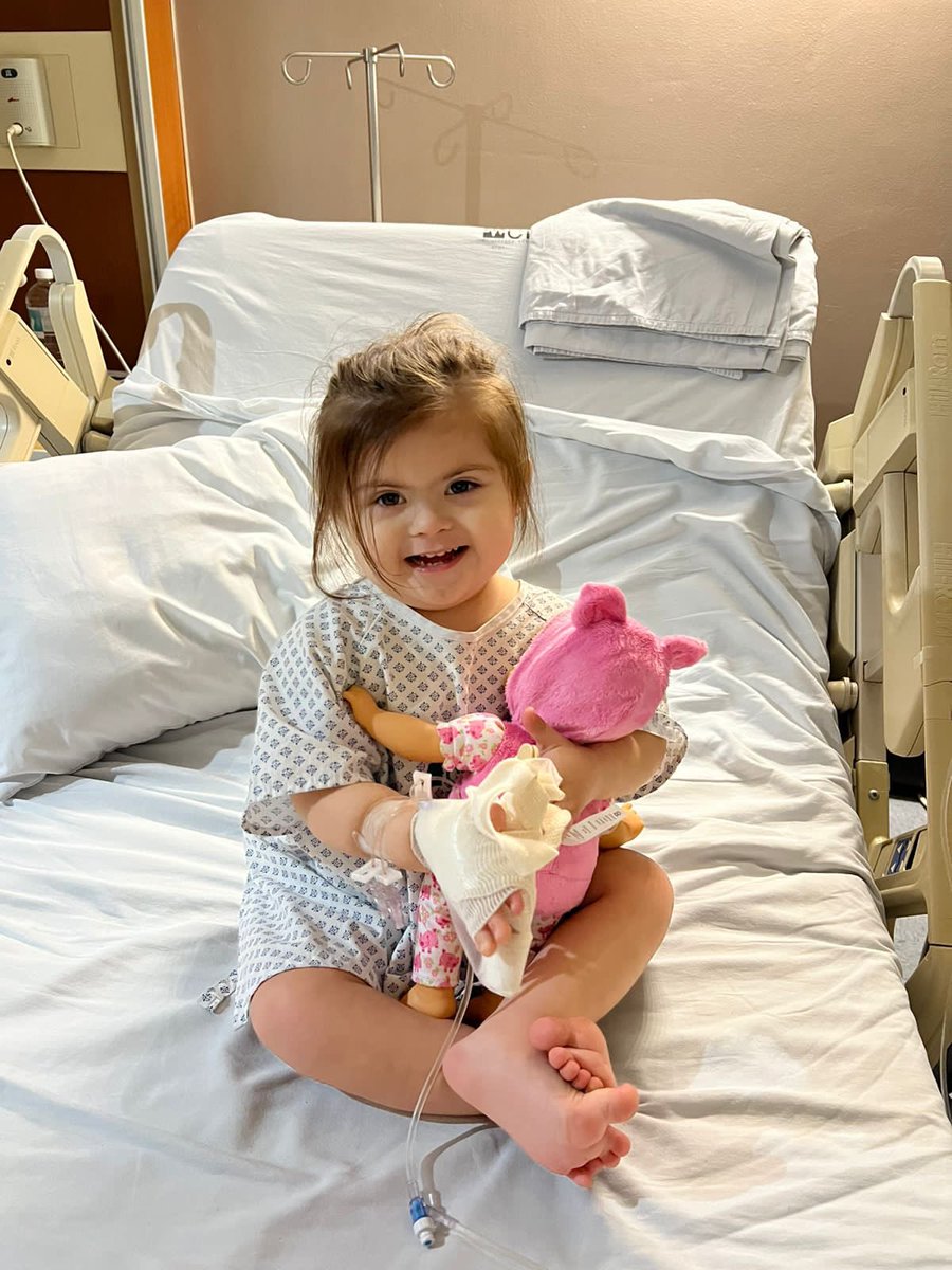 PGuillermoSerra's tweet photo. María José es una niña down y acaban de detectarle leucemia en un estado muy avanzado, necesitan un milagro. ¿Le ayudamos con una oración? https://t.co/TrZZOSeZUD