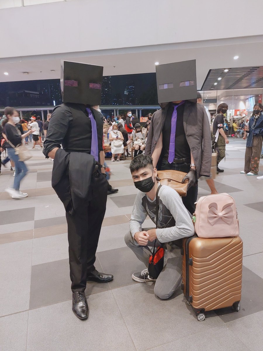 ravensama_ph's tweet photo. EnderMEN 😩

#Minecraft #endermen #Human #cosplay https://t.co/XbCheKyOpJ