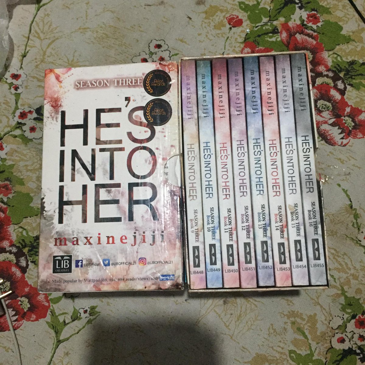 skjsprout's tweet photo. wts lfb ph 
He's Into Her Season 3 by MAXINEJIJI w/book box

RFS: Need Funds
- Books were never been used/read
- DMs ARE OPEN FOR QUESTION
- P1550 https://t.co/Hm0BQLl4FI